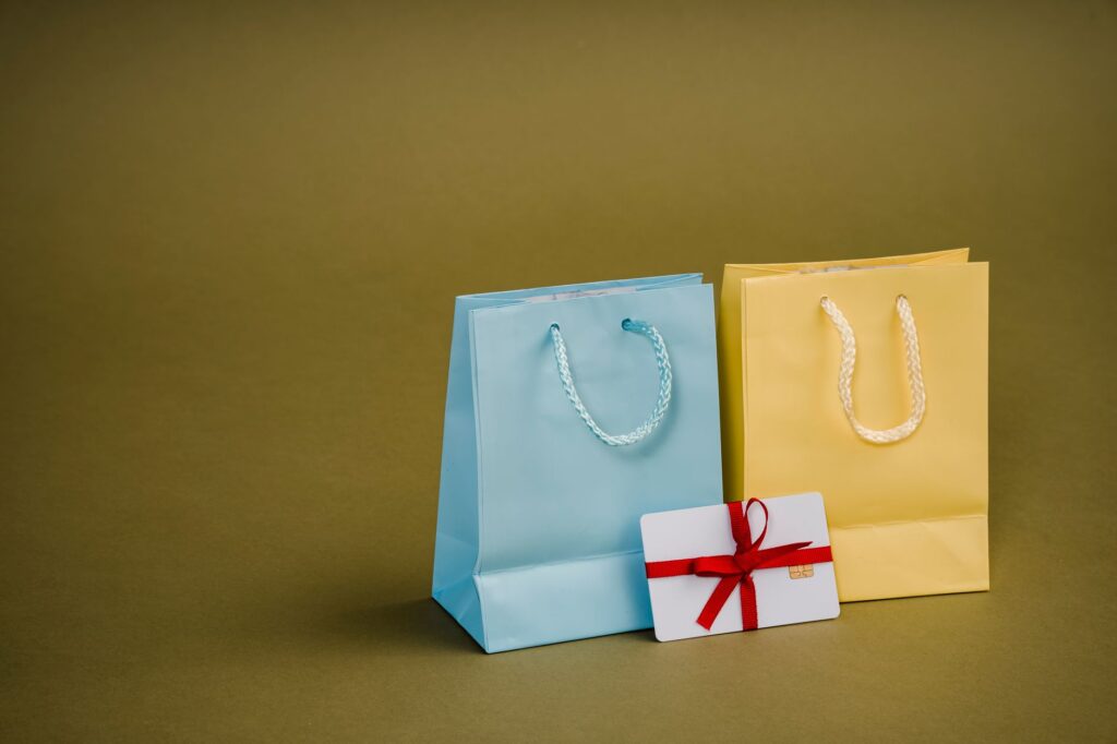 Sacchetti di carta per shopping con logo di un'azienda