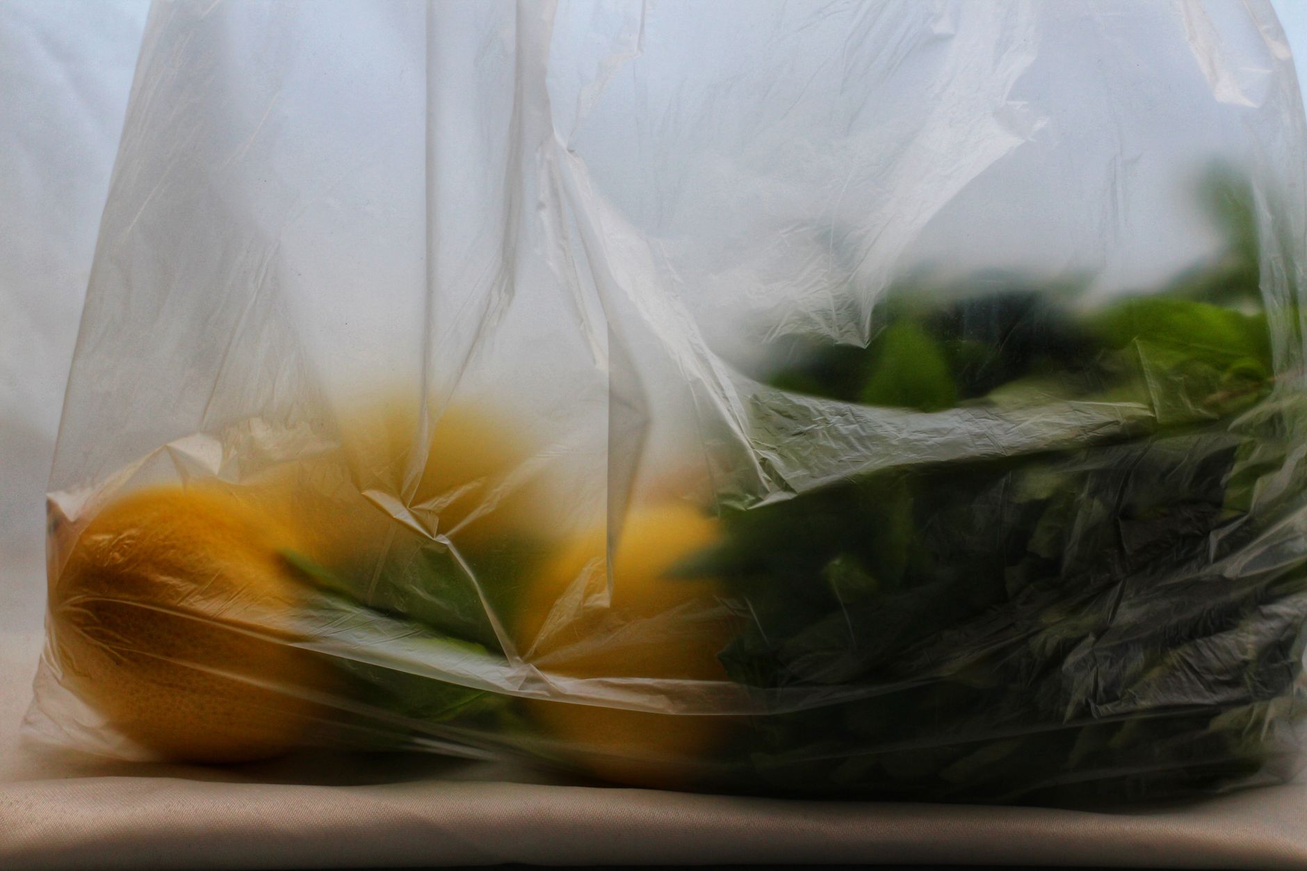 Sacchetti di plastica per alimenti su uno scaffale